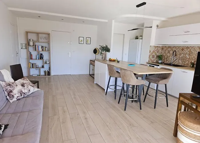 Hauteur D'antibes 3 Pieces Vue Et Montagne Calanques Antibes